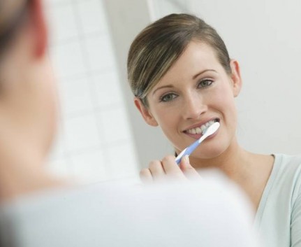 Eine regelmäßige Nachsorge verbessert ihre tägliche Mundhygiene zu Hause Parodontosenachsorge